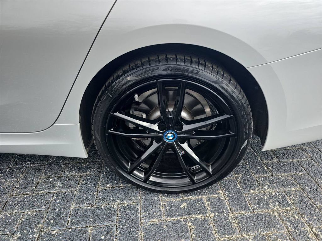 Used 2022 BMW 330e xDrive w/ M Sport Package AWD/4WD image 11