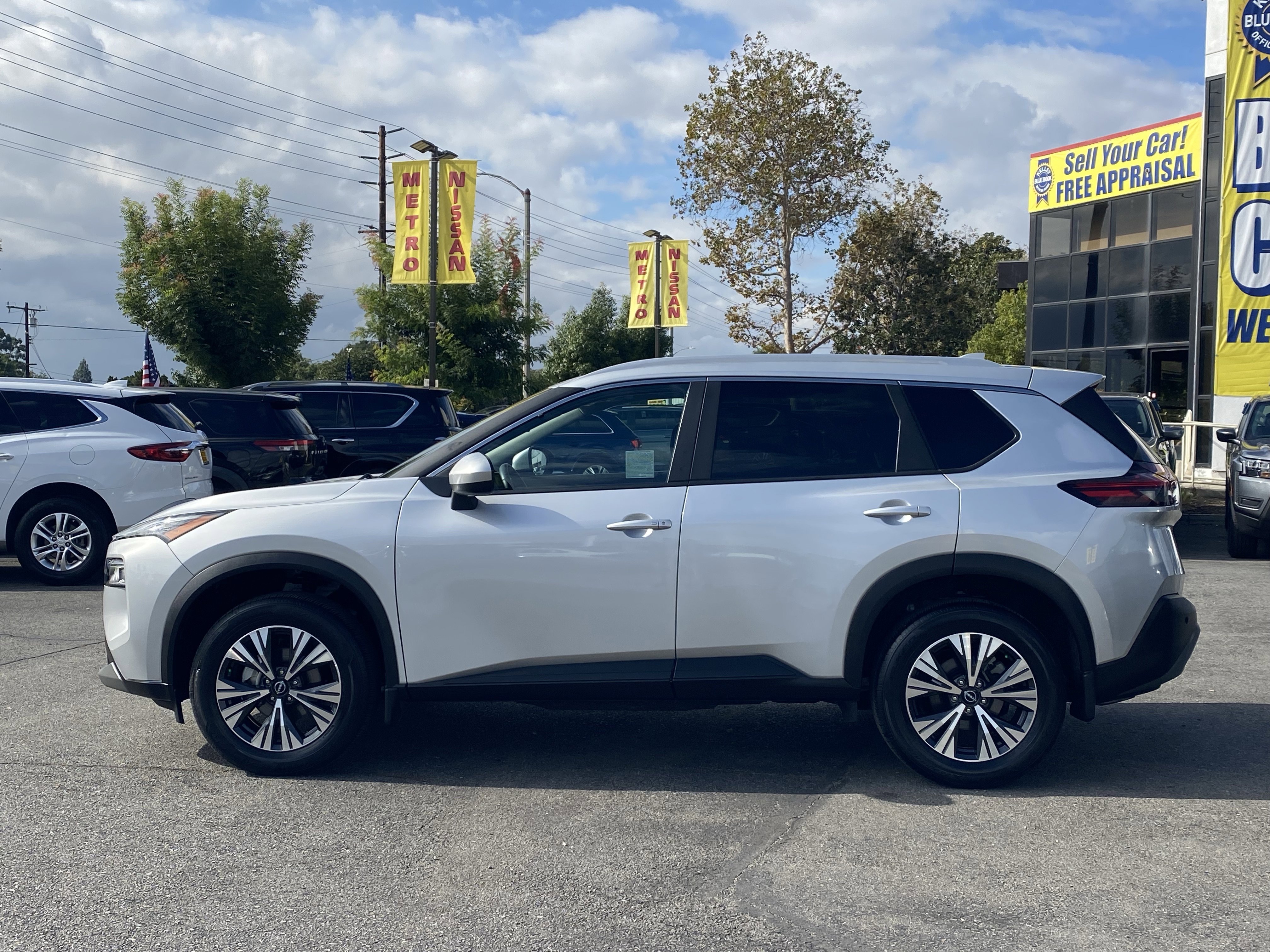 Used 2023 Nissan Rogue SV w/ SV Premium B Package image 6