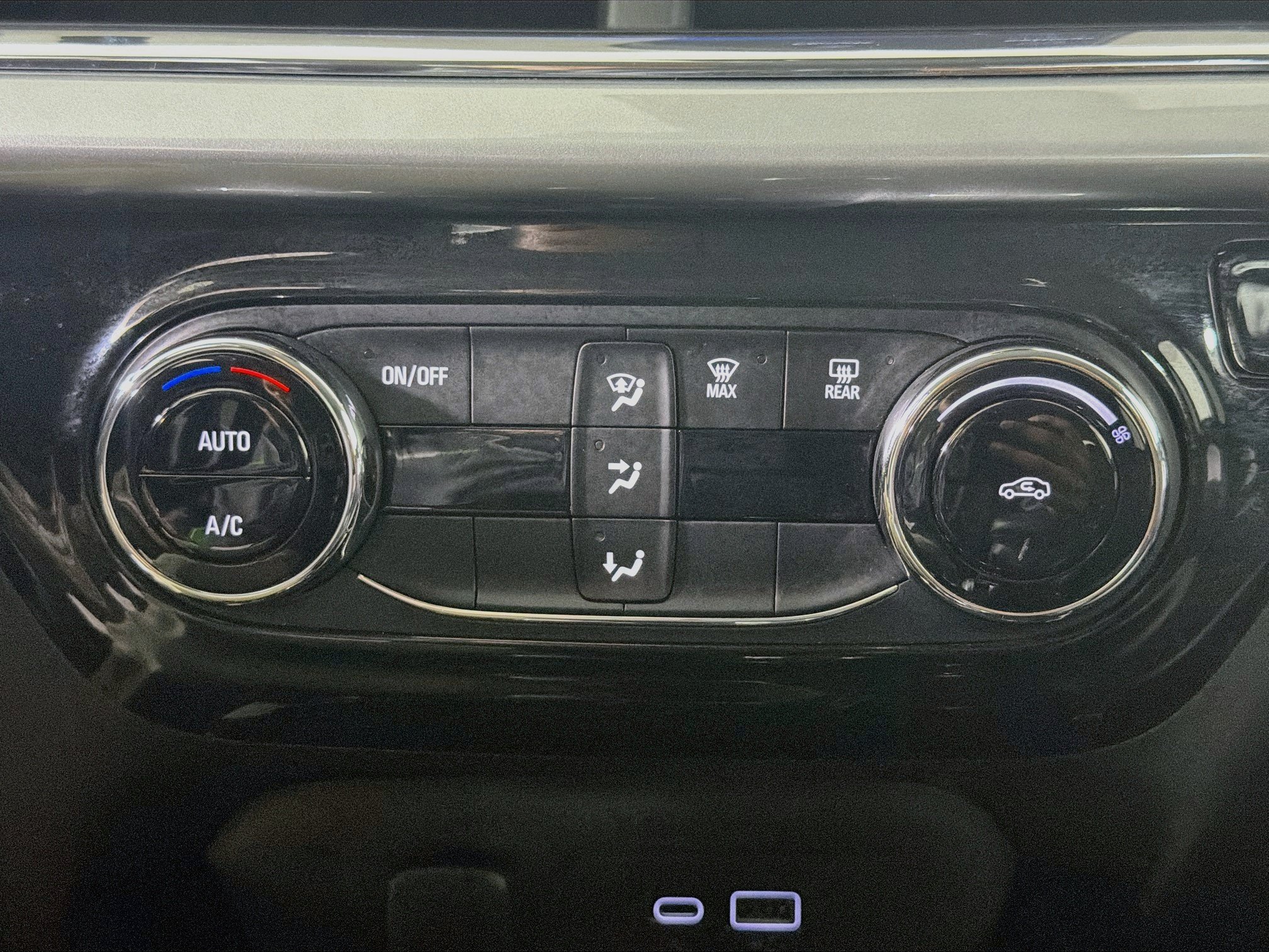 Used 2025 Chevrolet Trax LT FWD image 23