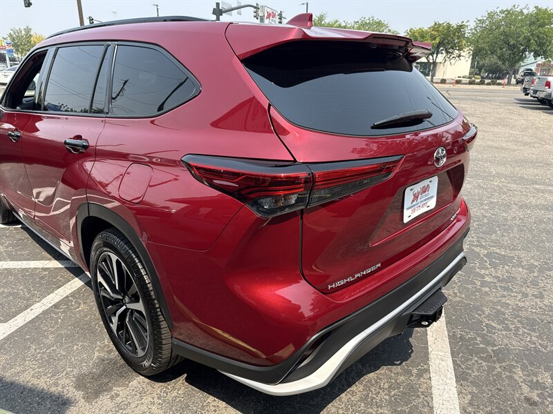 Used 2022 Toyota Highlander XSE AWD/4WD image 7