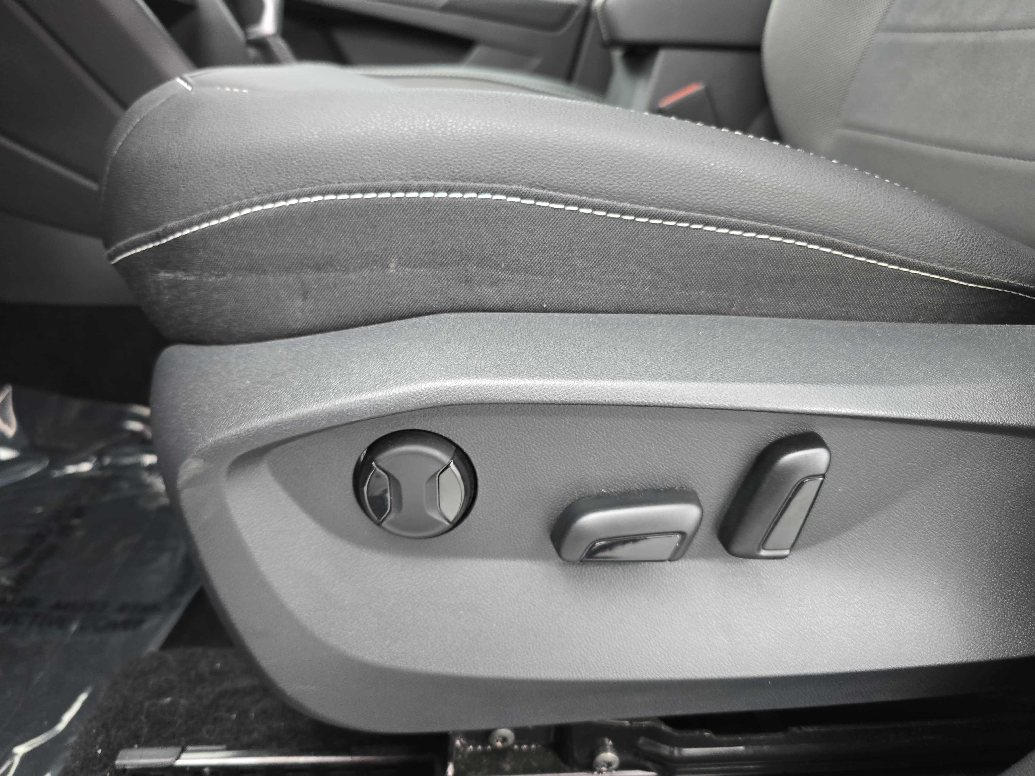Certified 2023 Volkswagen Taos SE FWD image 28