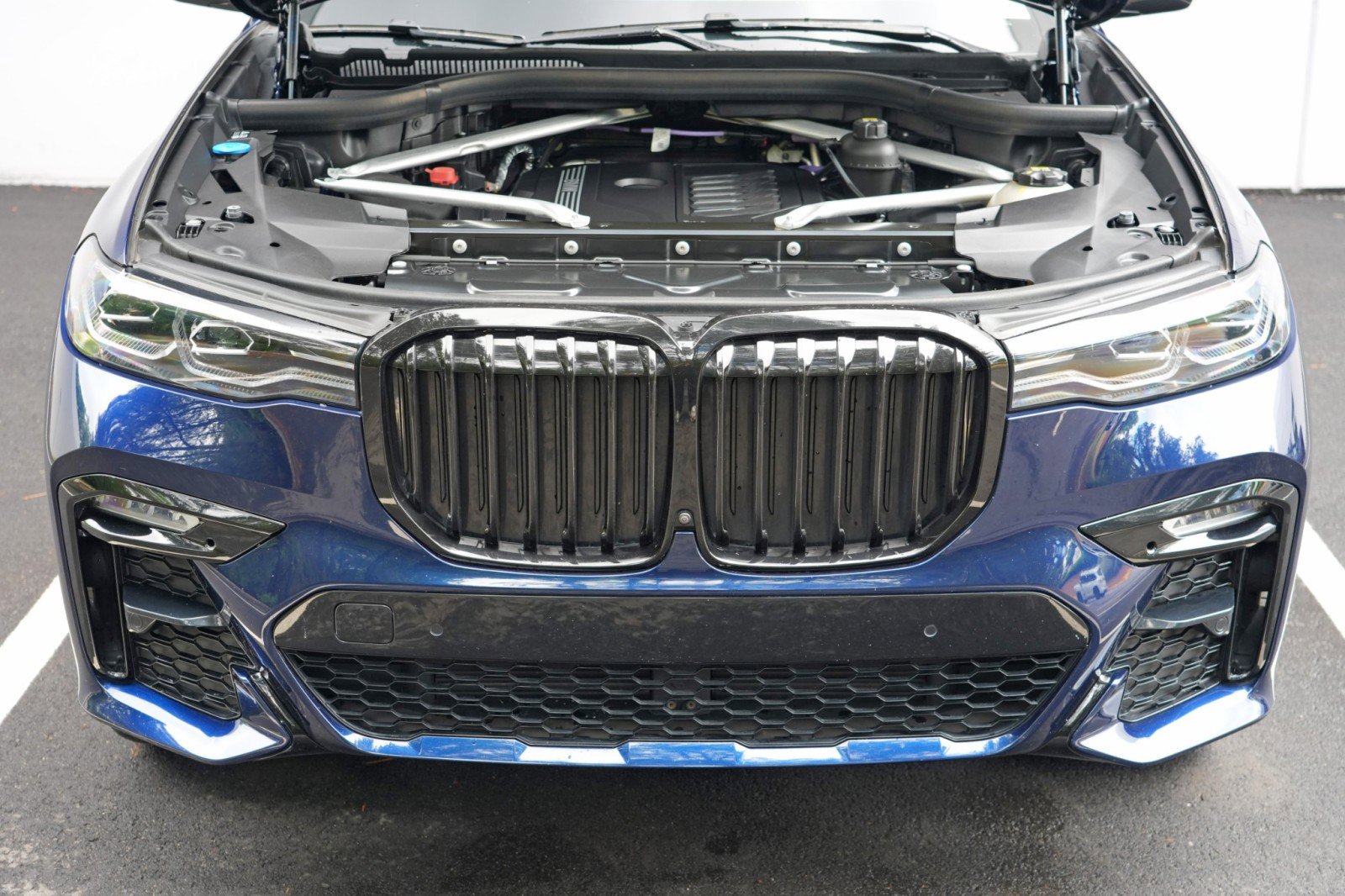 Used 2022 BMW X7 xDrive40i w/ M Sport Package AWD/4WD image 8