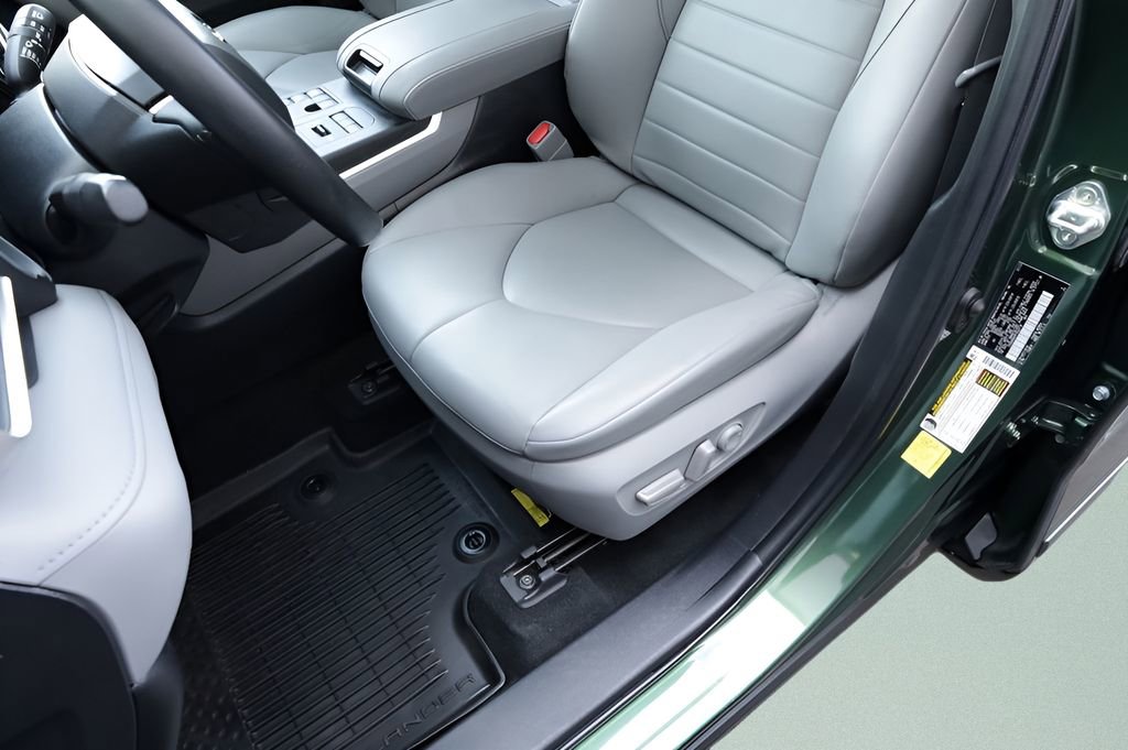 Used 2023 Toyota Highlander XLE AWD/4WD image 20