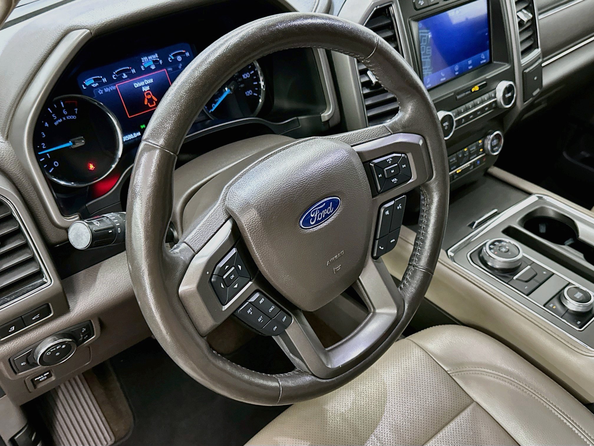Used 2020 Ford Expedition XLT w/ Equipment Group 202A AWD/4WD image 18