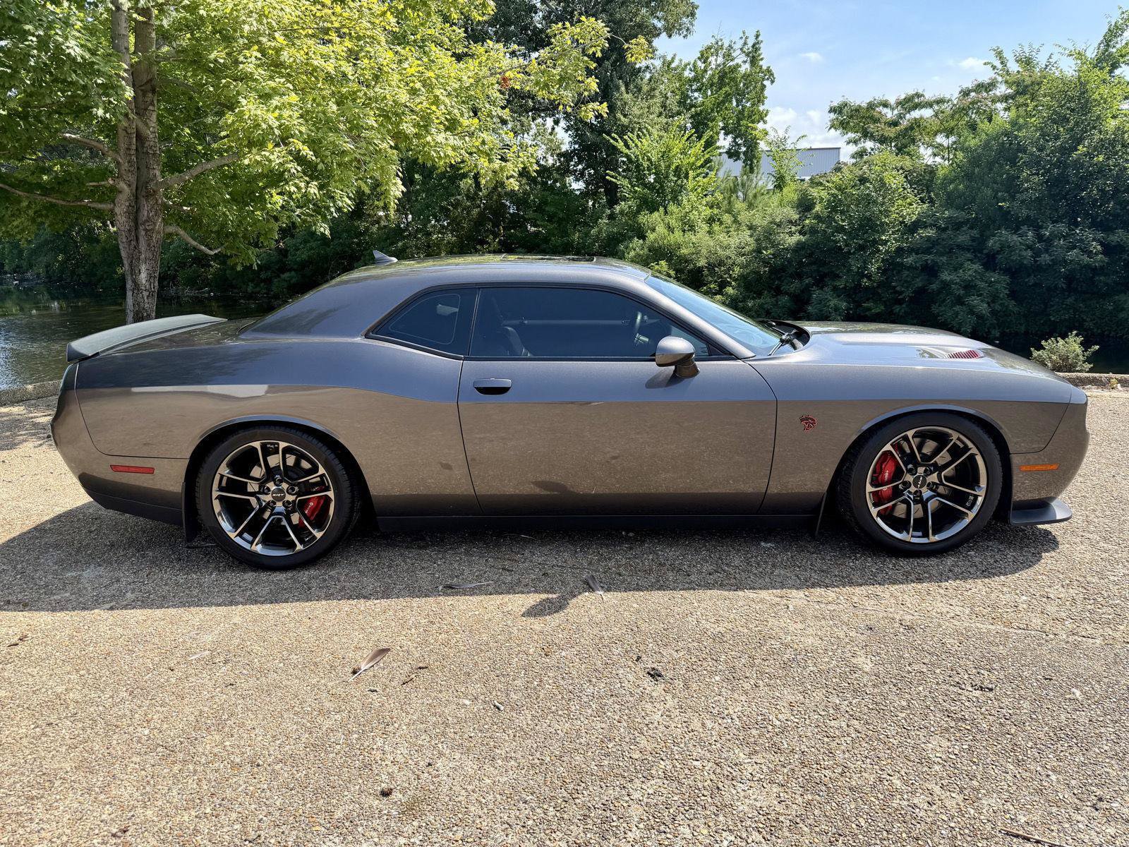 Used 2017 Dodge Challenger SRT Hellcat RWD image 3