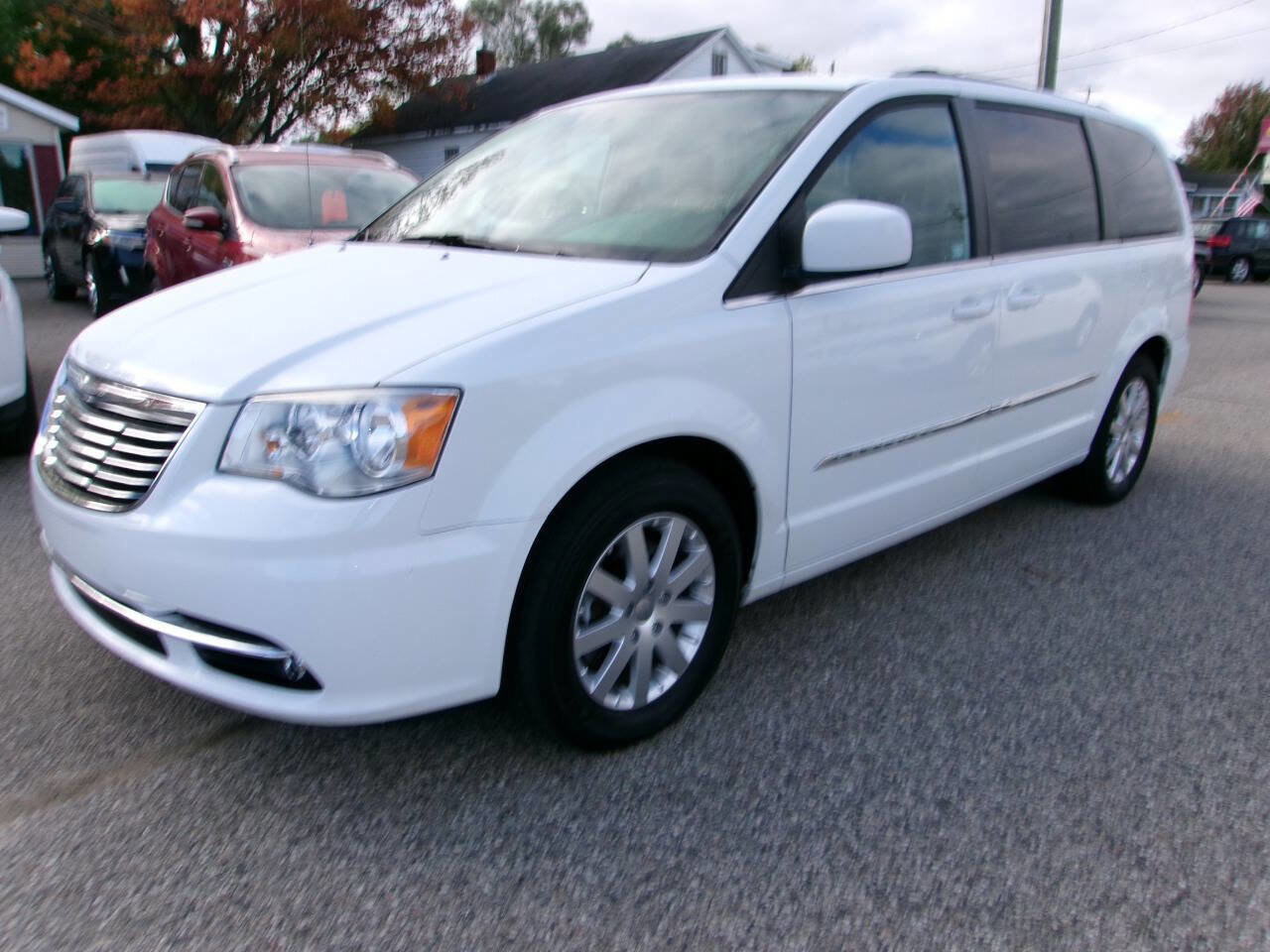 Used 2015 Chrysler Town & Country Touring image 1