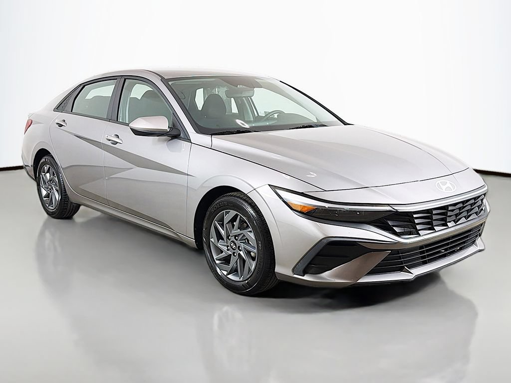 Used 2024 Hyundai Elantra SEL FWD image 2