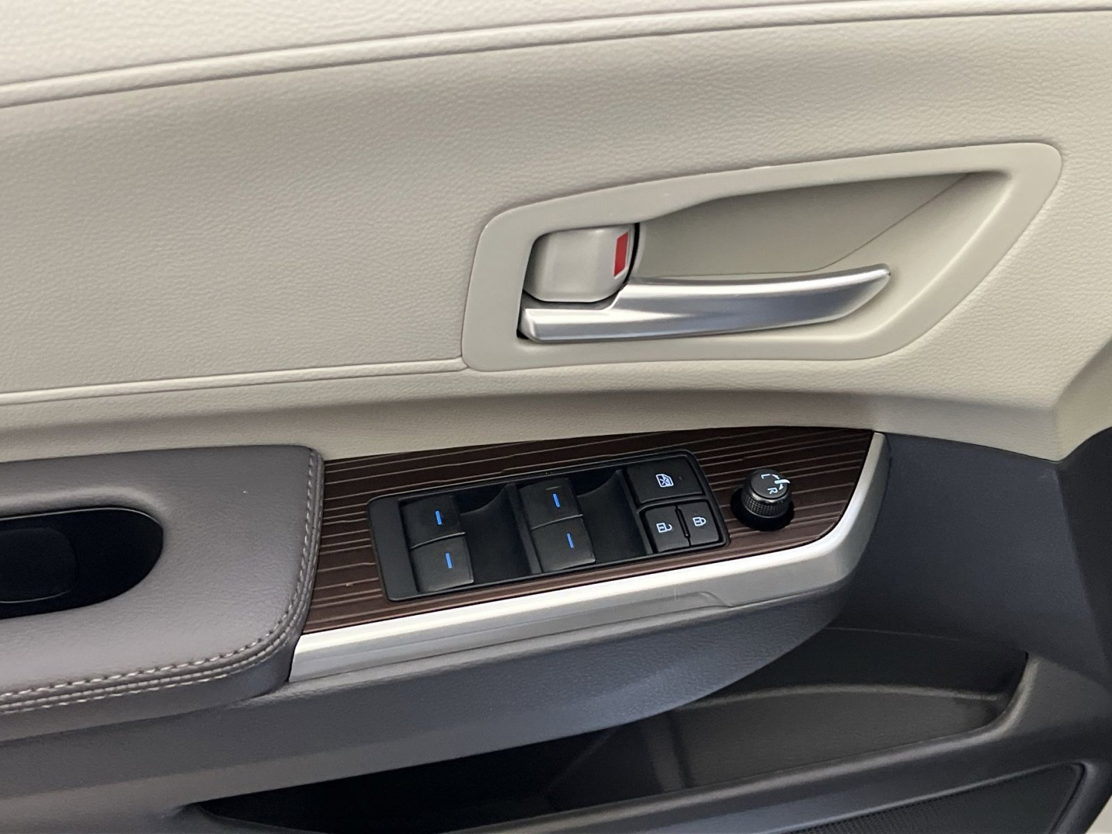 Used 2024 Toyota Sienna XLE image 13