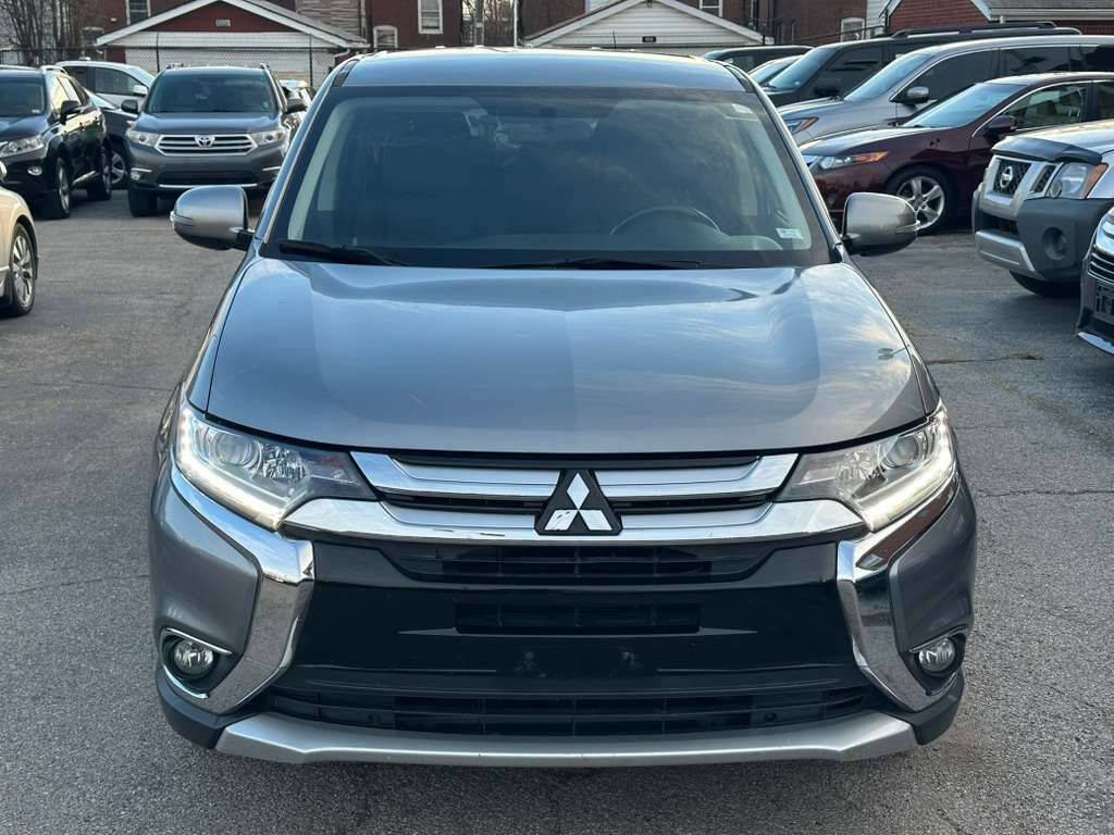 Used 2017 Mitsubishi Outlander SE image 2