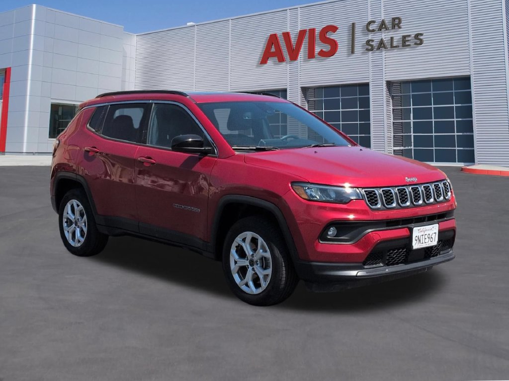 Used 2025 Jeep Compass Latitude w/ Sun & Sound Group AWD/4WD image 3