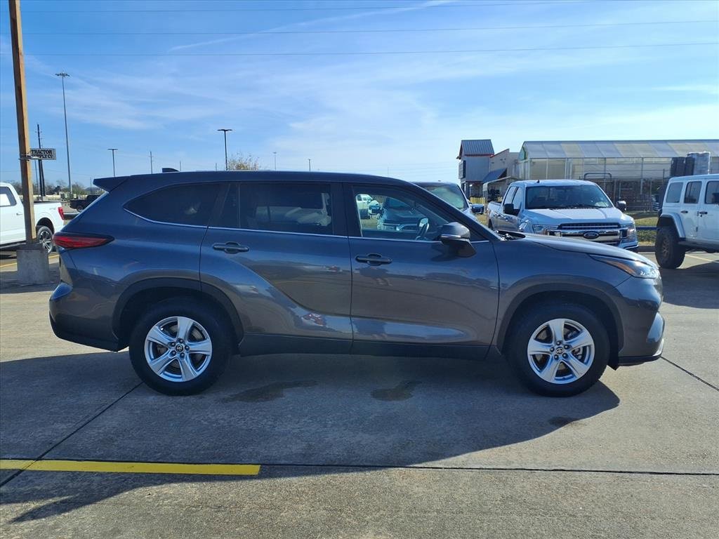 Used 2023 Toyota Highlander LE image 27