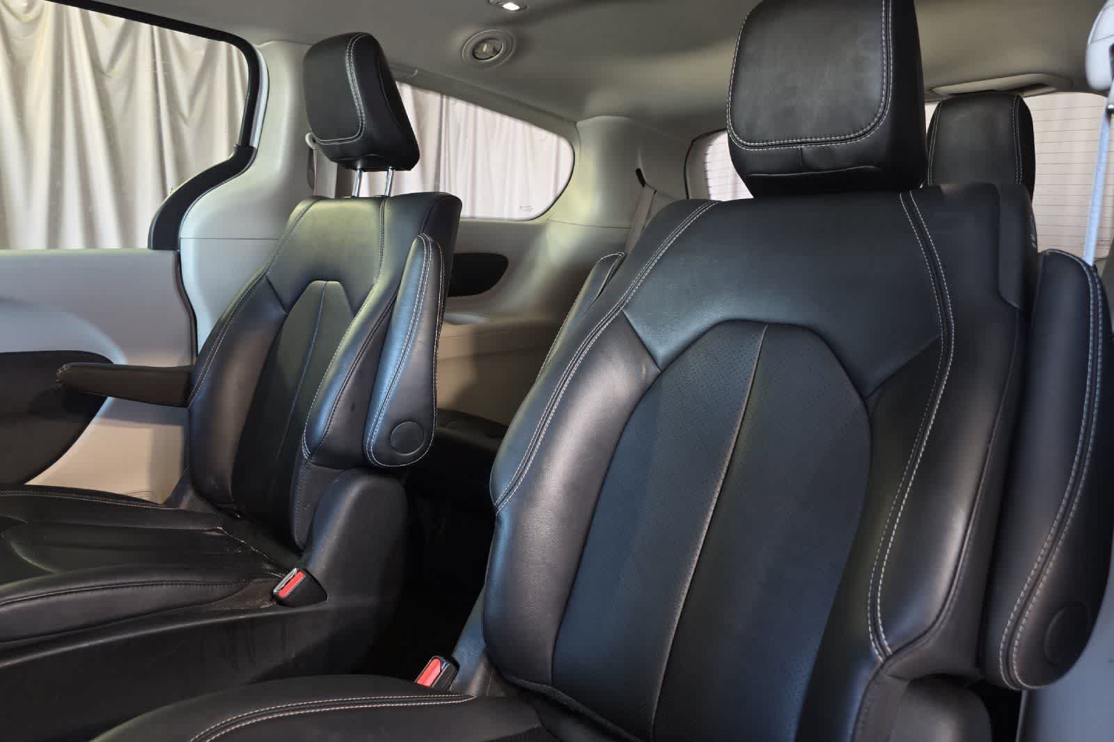Used 2024 Chrysler Pacifica Limited FWD image 17