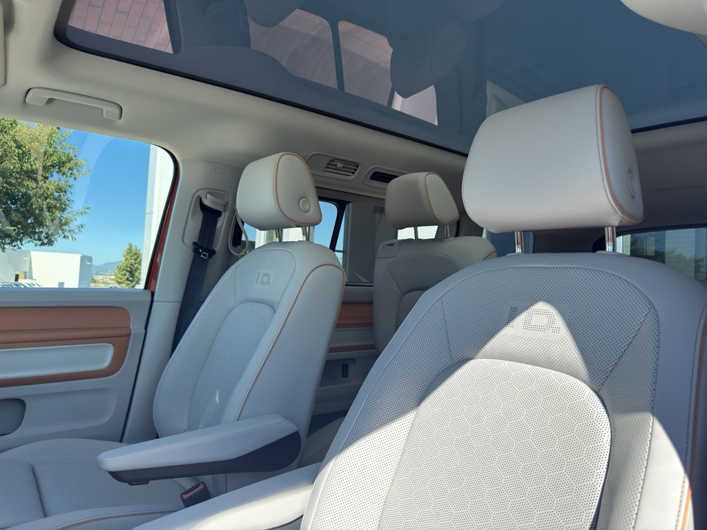 Used 2025 Volkswagen ID. Buzz 1st Edition image 8