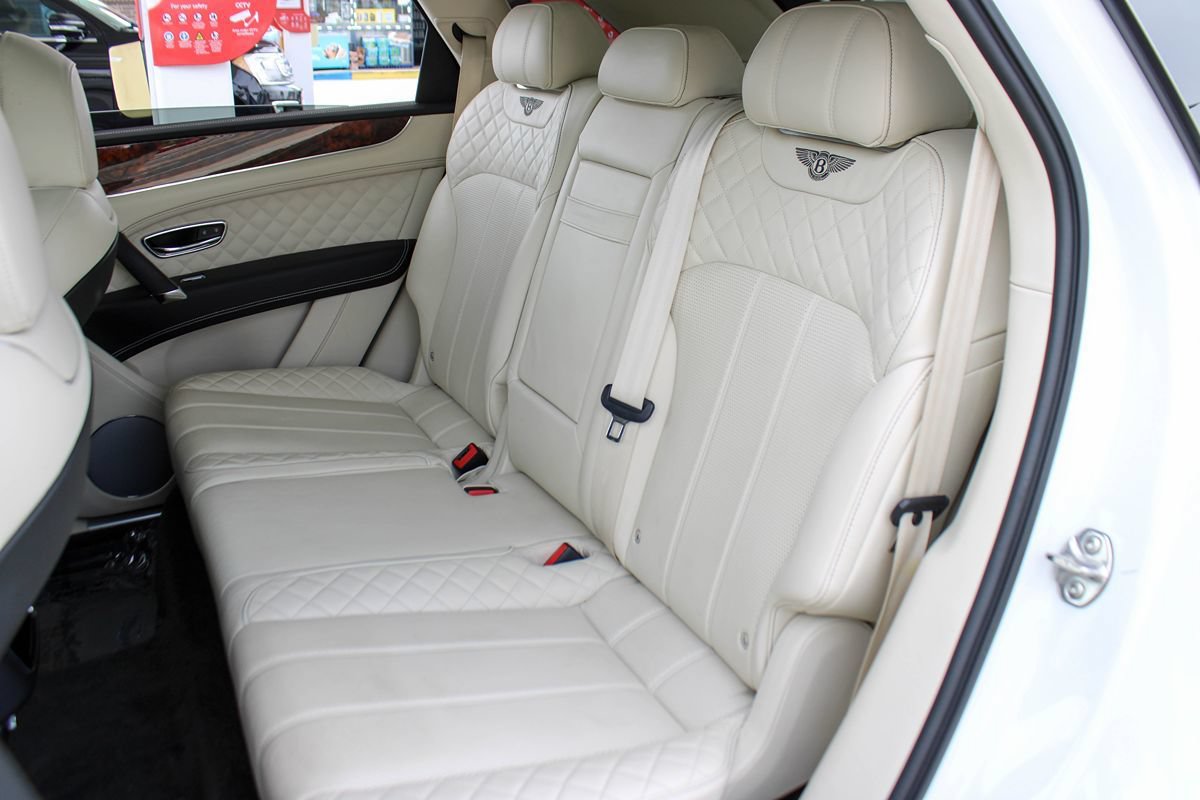 Used 2020 Bentley Bentayga Plug-In Hybrid AWD/4WD image 18