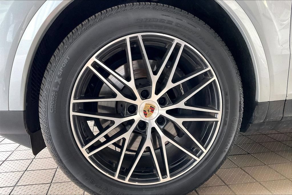 Used 2025 Porsche Cayenne AWD/4WD image 31
