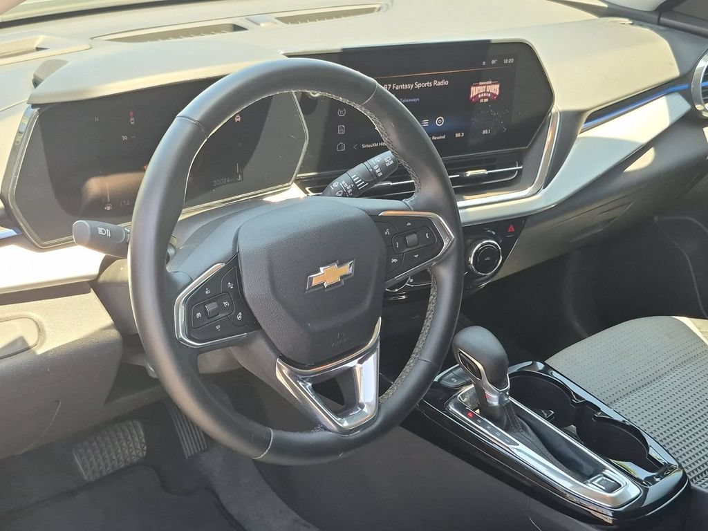 Used 2025 Chevrolet Trax LT w/ LT Convenience Package FWD image 15