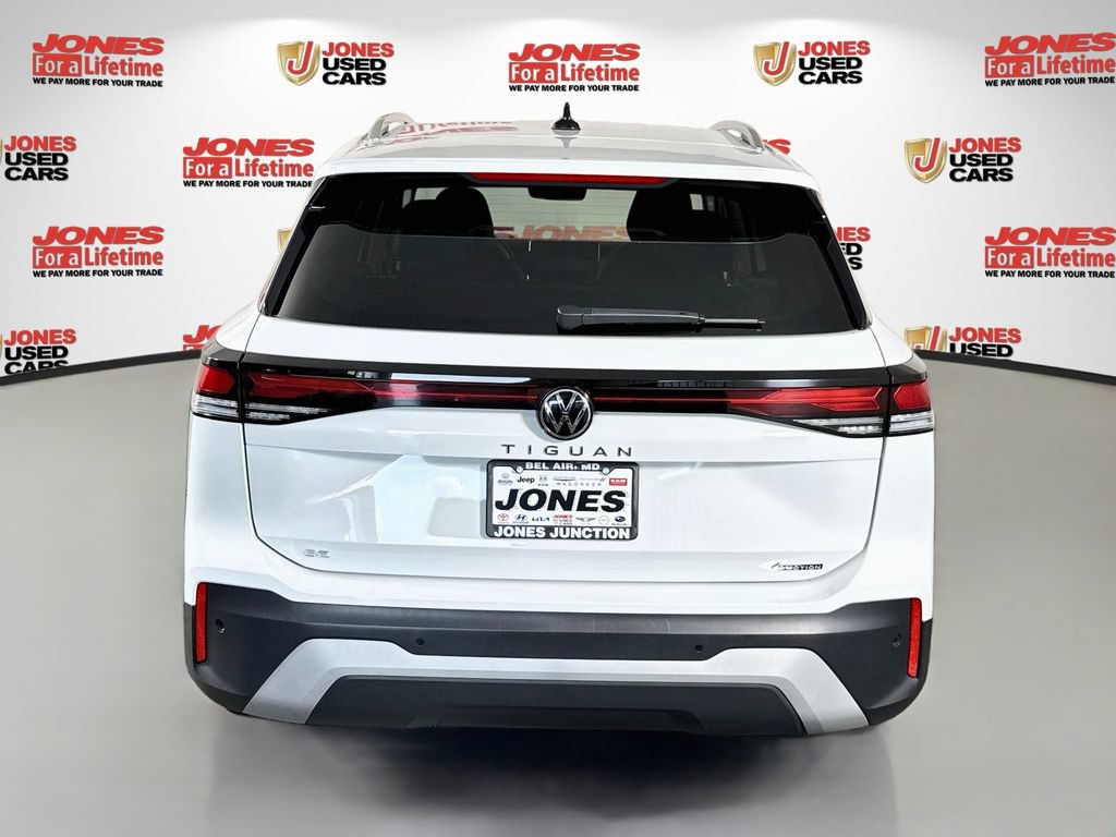 Used 2025 Volkswagen Tiguan SE AWD/4WD image 14