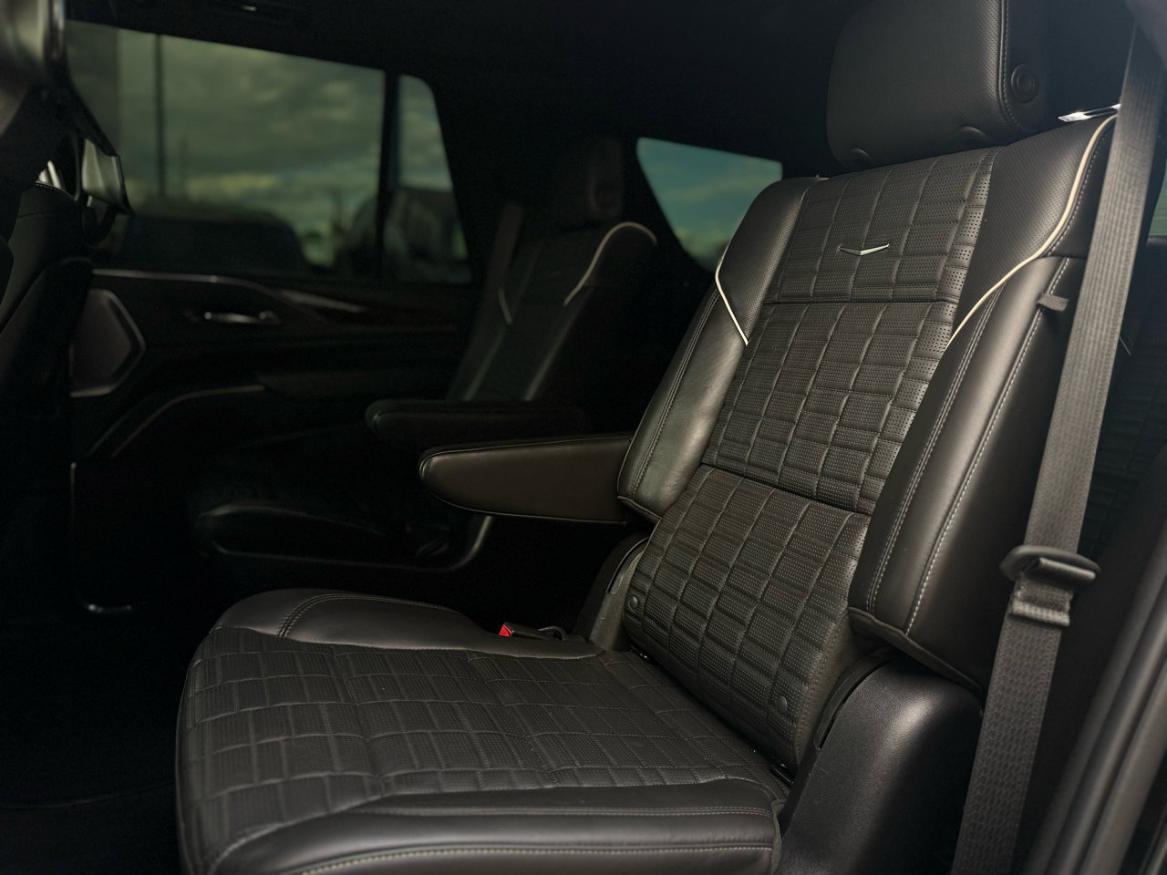 Used 2022 Cadillac Escalade Sport Platinum w/ LPO, ONYX Package image 13