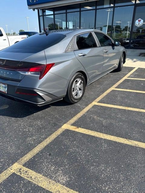 Used 2024 Hyundai Elantra SE FWD image 5