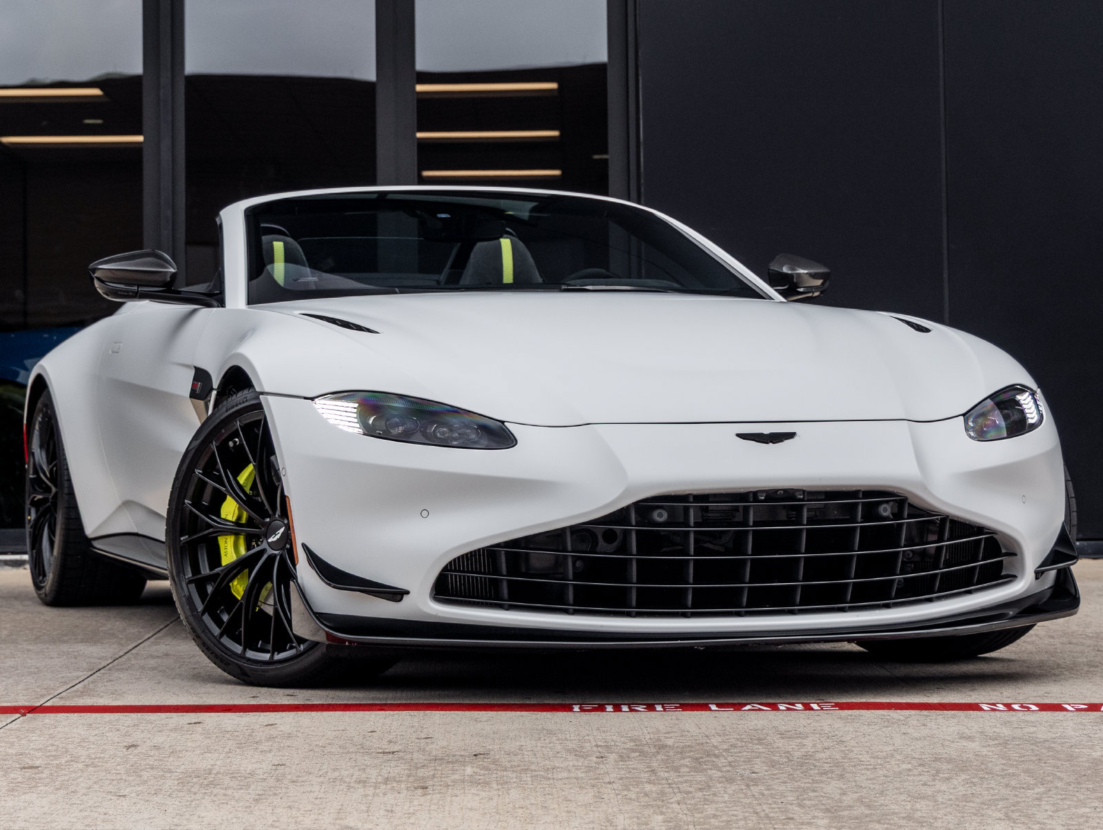Used 2023 Aston Martin V8 Vantage Roadster RWD image 2