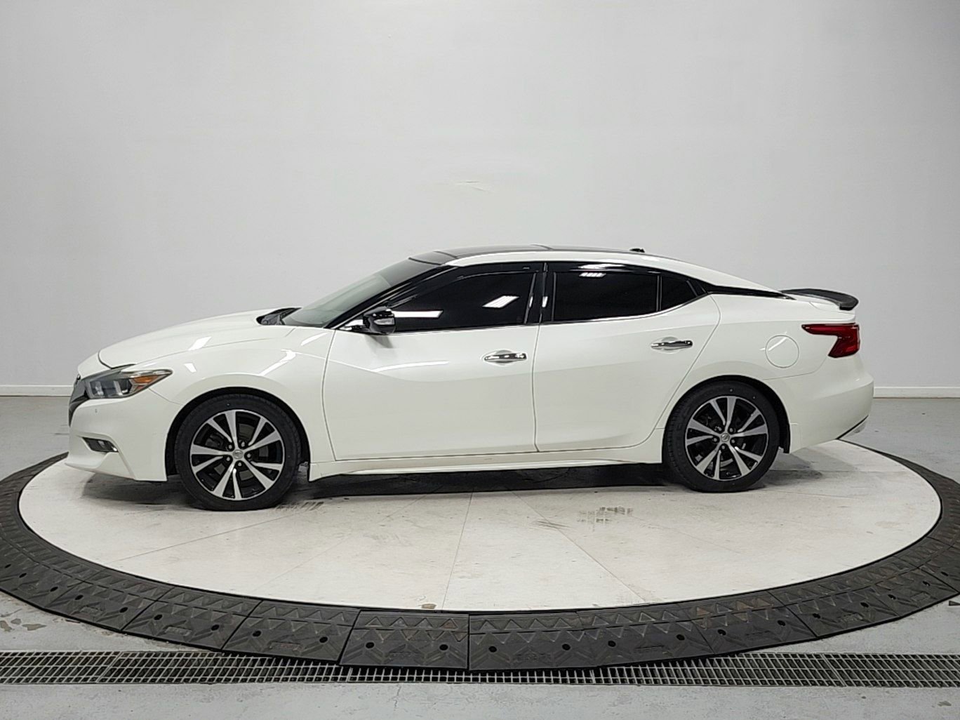 Used 2018 Nissan Maxima Platinum FWD image 4