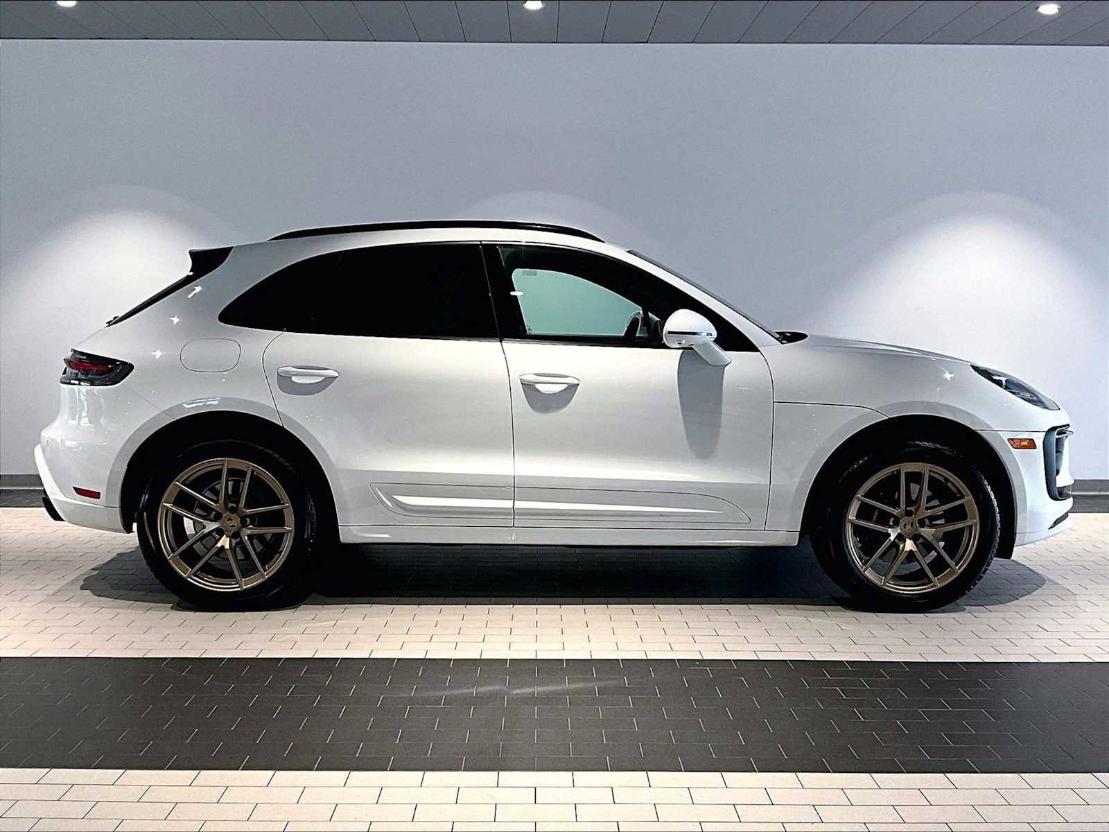 Used 2025 Porsche Macan image 11