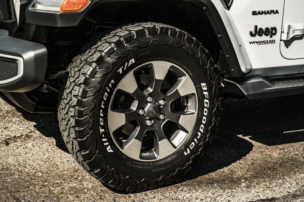 Used 2018 Jeep Wrangler Unlimited Sahara w/ Uconnect 4C Nav & Sound Group AWD/4WD image 20