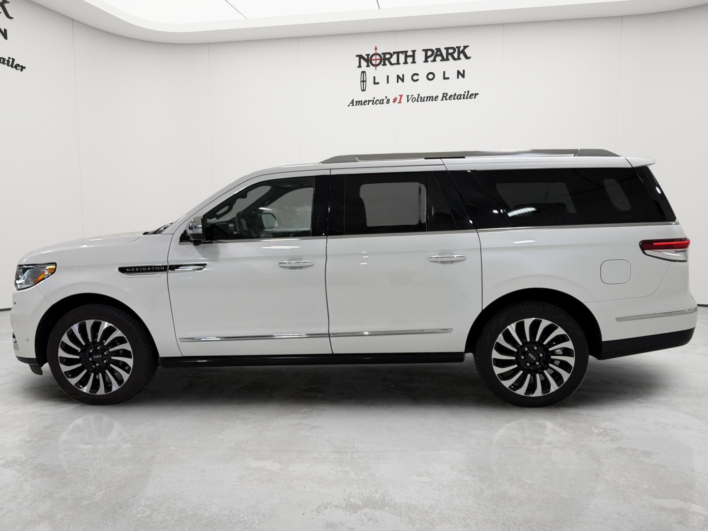 Used 2023 Lincoln Navigator L Black Label AWD/4WD image 2