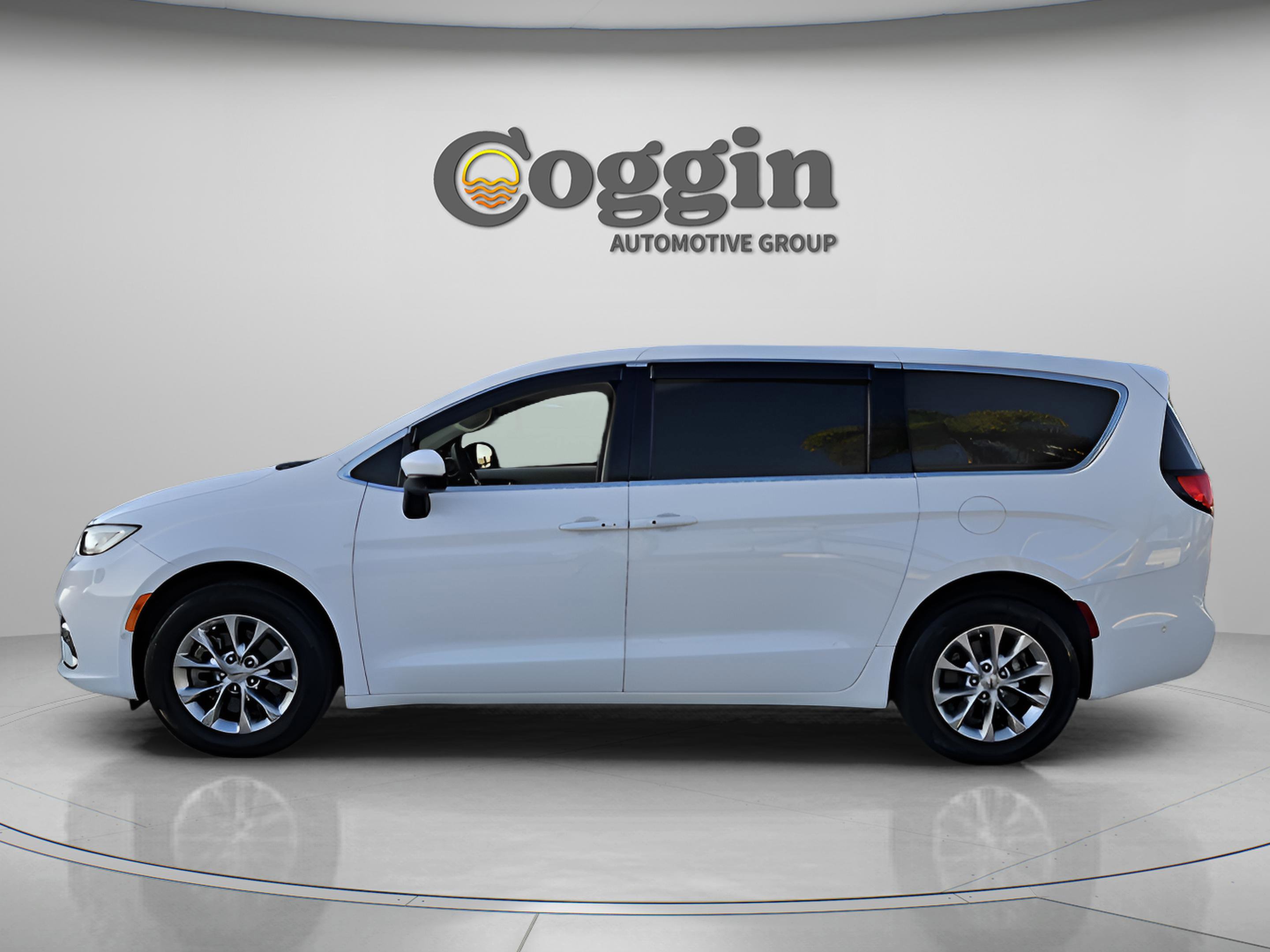 Used 2023 Chrysler Pacifica Touring-L image 2