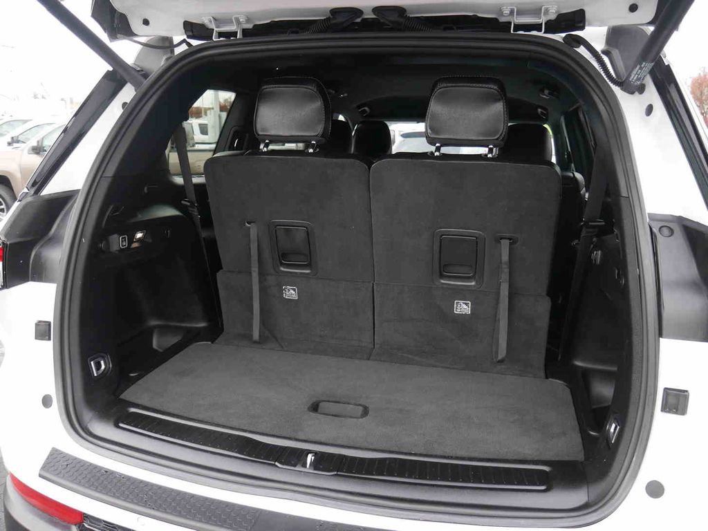 Certified 2024 Jeep Grand Cherokee L Laredo image 9