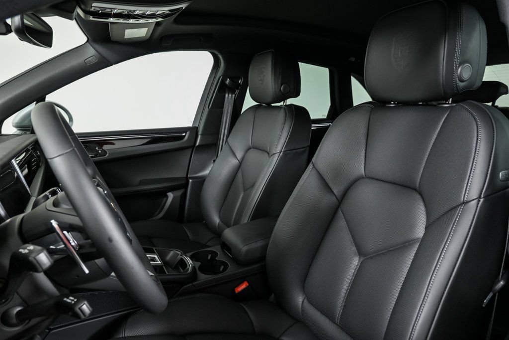 Certified 2026 Porsche Macan AWD/4WD image 5