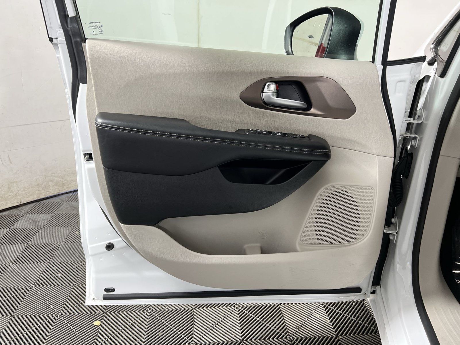 Used 2022 Chrysler Voyager LX FWD image 14