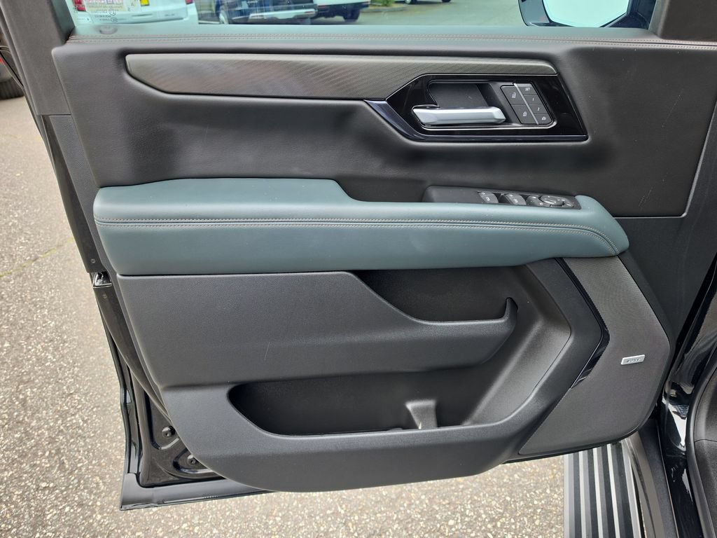 Certified 2025 GMC Yukon AT4 w/ AT4 Premium Plus Package AWD/4WD image 28