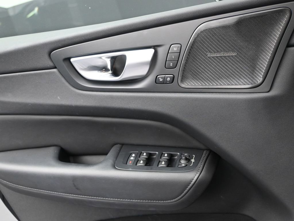 Used 2024 Volvo XC60 B5 Plus image 11