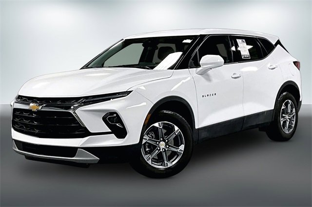 Used 2025 Chevrolet Blazer LT image 3