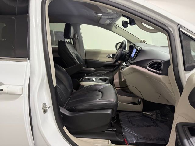 Used 2023 Chrysler Pacifica Touring-L image 29