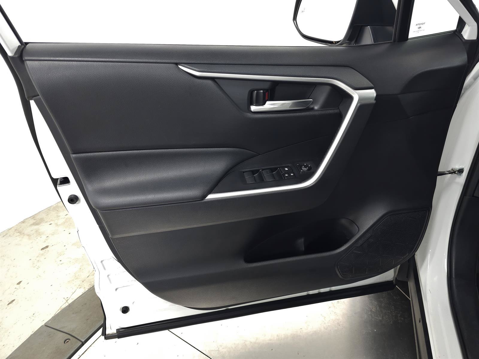 Used 2020 Toyota RAV4 XLE w/ XLE Grade Weather Package AWD/4WD image 13