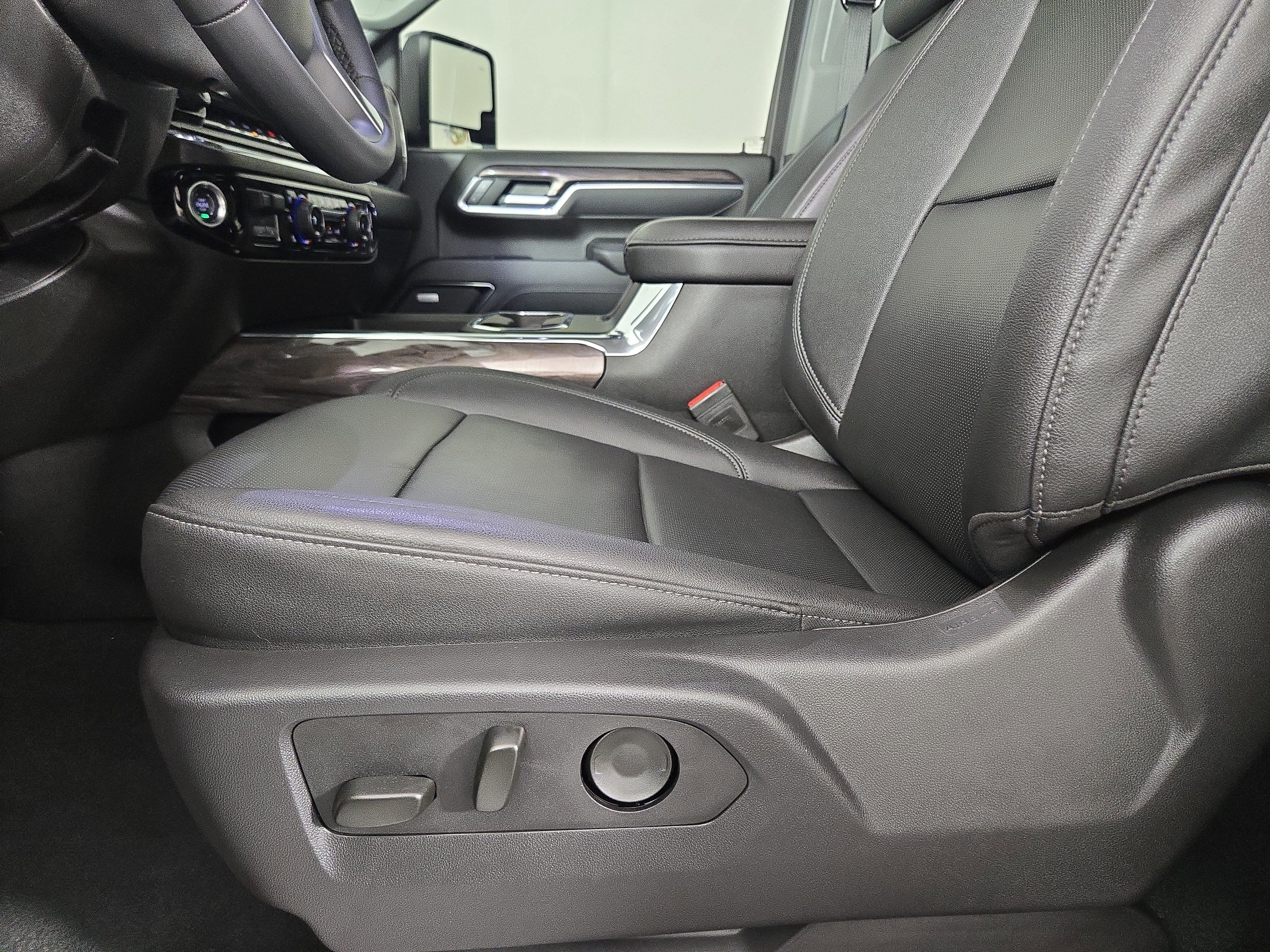 Certified 2025 Chevrolet Silverado 2500 LTZ w/ LTZ Plus Package image 28