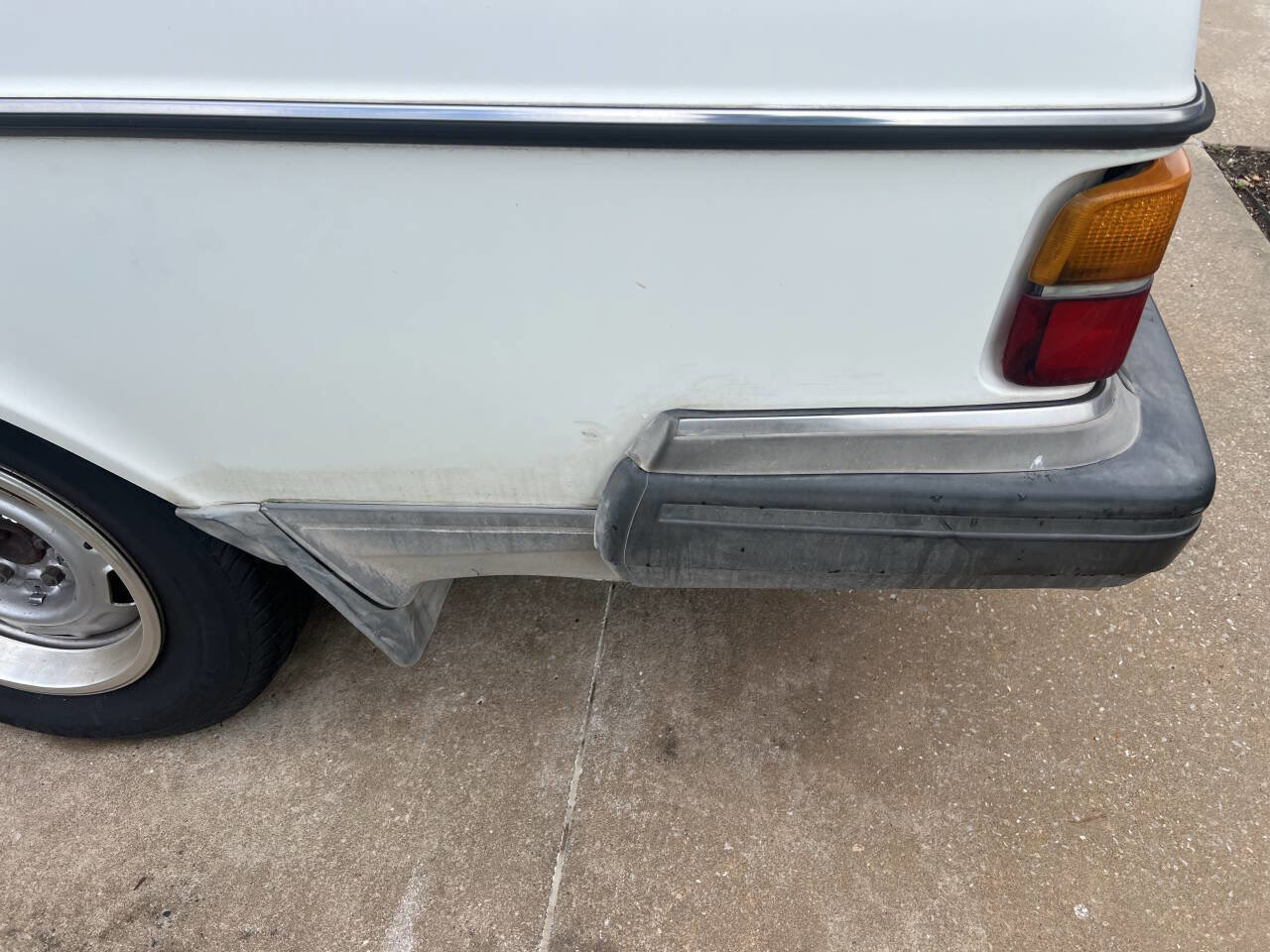 Used 1991 Volvo 240 Sedan RWD image 14