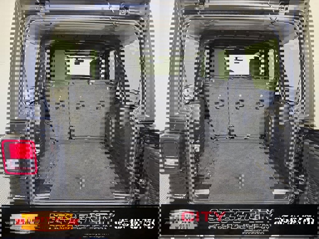 Used 2023 Jeep Wrangler Sahara image 29