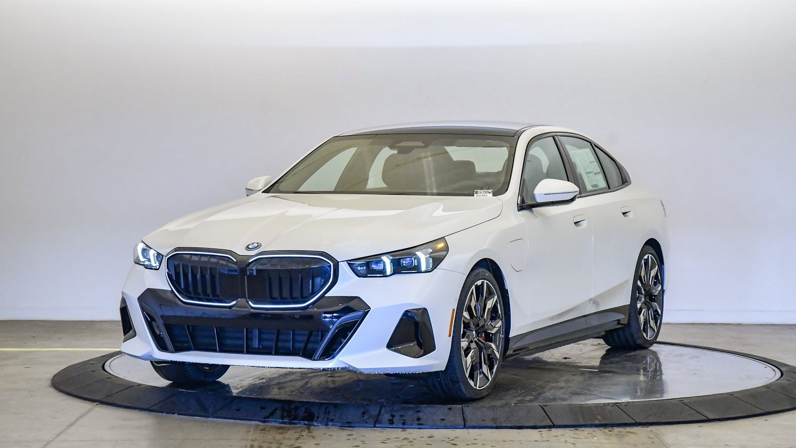 New 2026 BMW 550e xDrive image 1