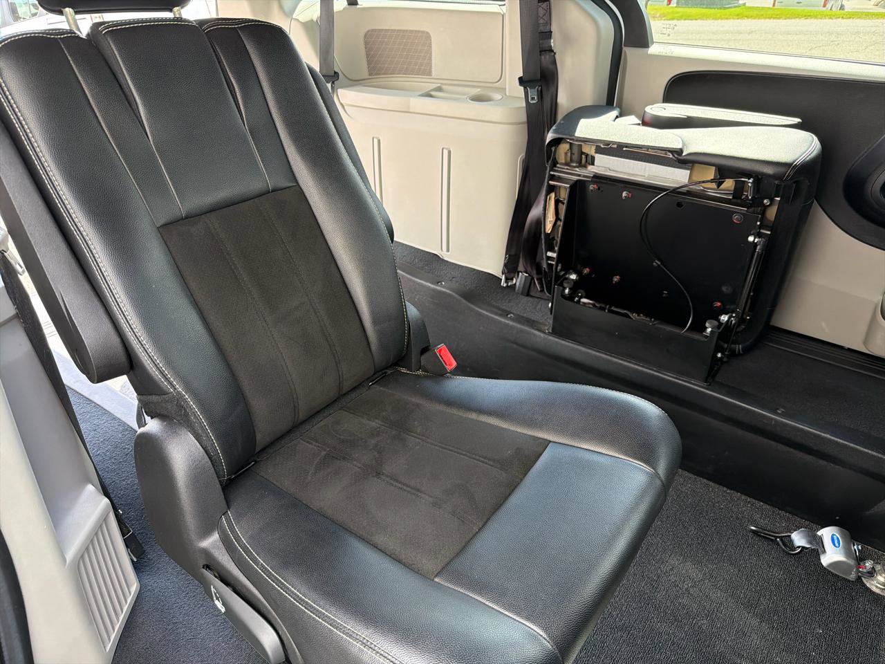 Used 2019 Dodge Grand Caravan SXT FWD image 16