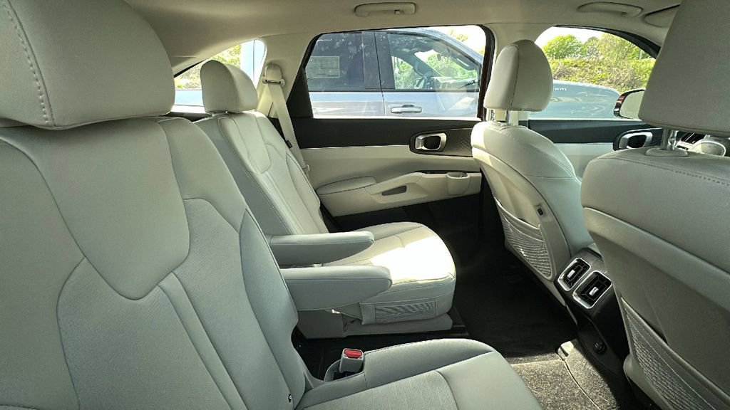 Used 2024 Kia Sorento EX w/ Panoramic Sunroof Package image 7