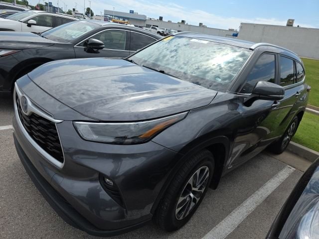 Used 2023 Toyota Highlander XLE AWD/4WD image 2