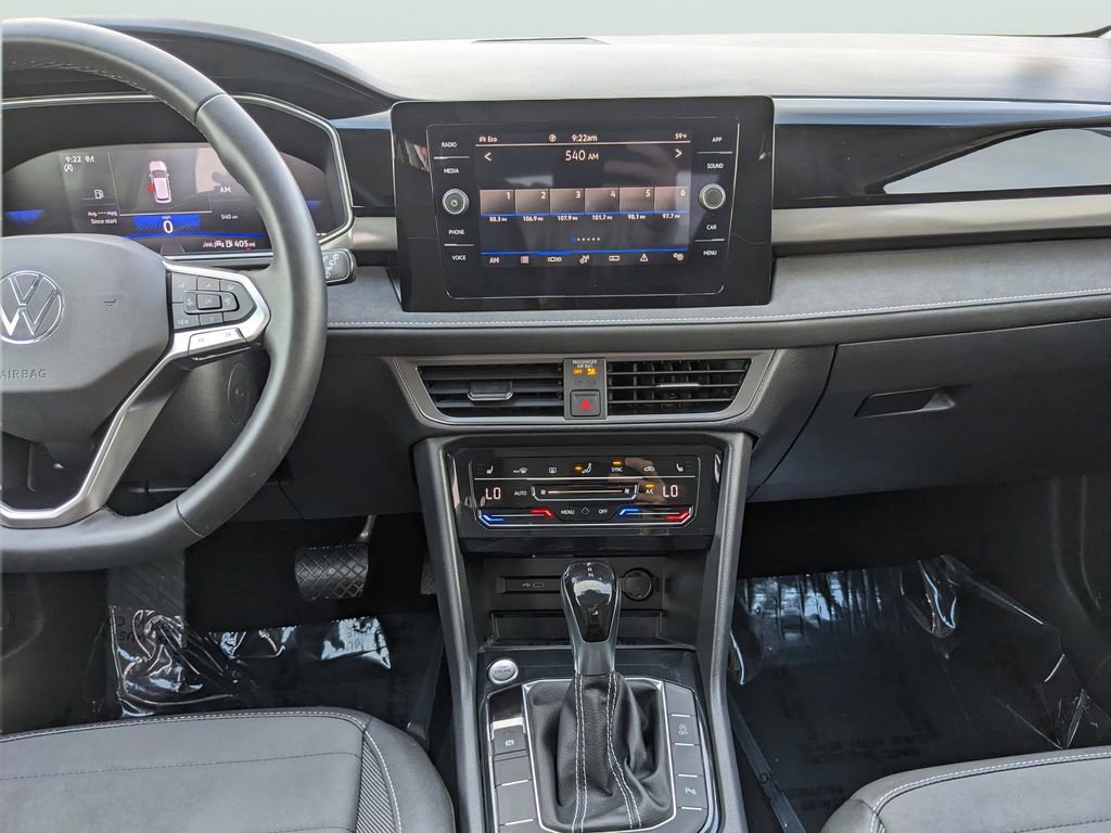 Certified 2025 Volkswagen Taos SE AWD/4WD image 17