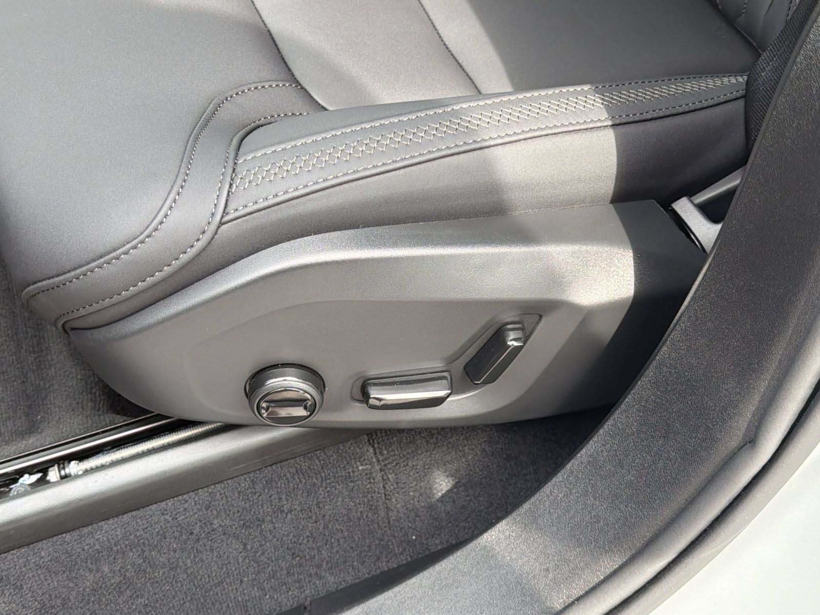 Certified 2025 Volvo XC90 B5 Plus AWD/4WD image 14