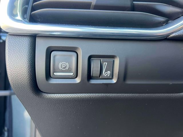 Used 2021 Cadillac XT4 Premium Luxury w/ Cold Weather Package image 25