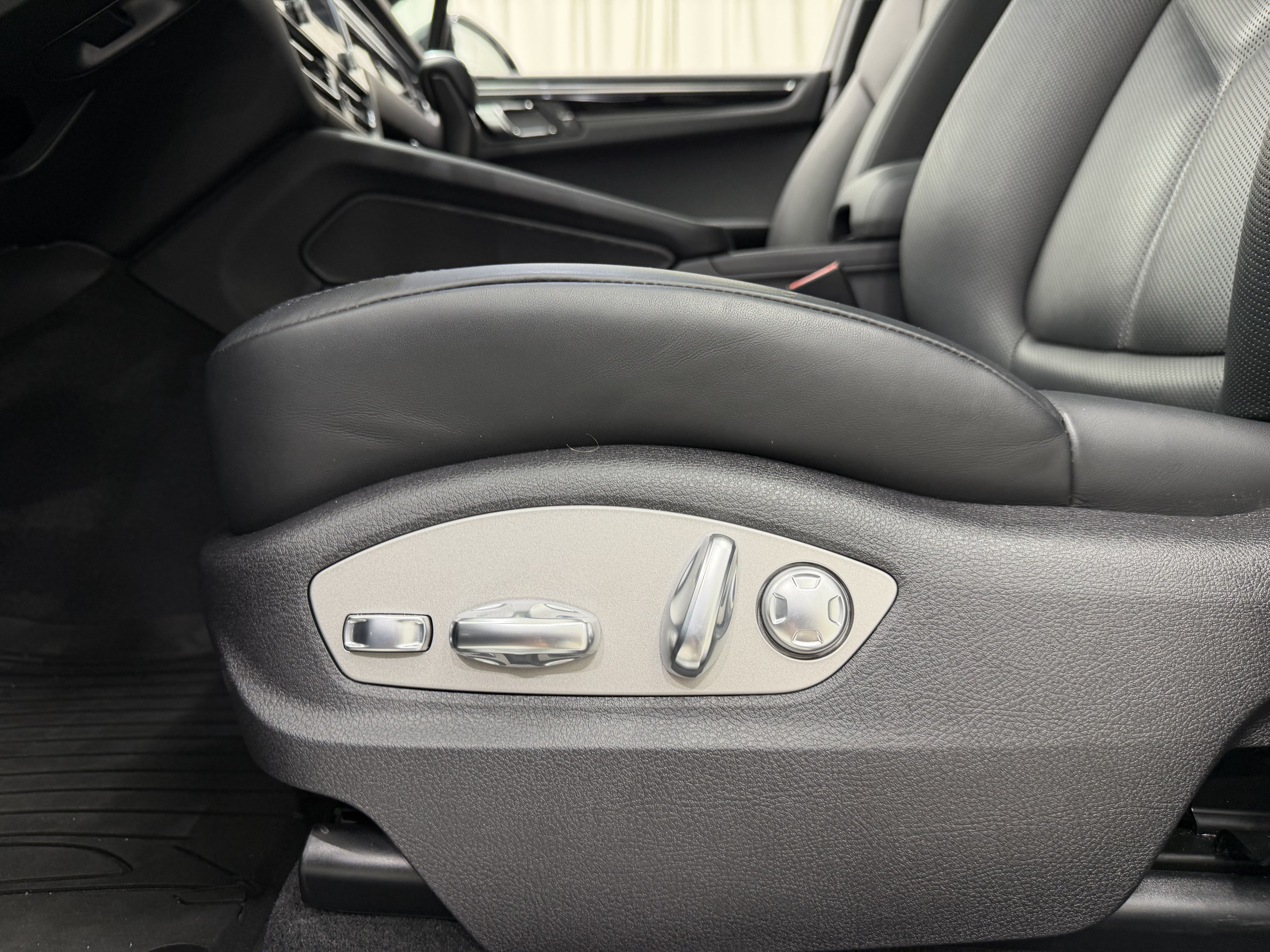 Certified 2026 Porsche Macan S AWD/4WD image 33