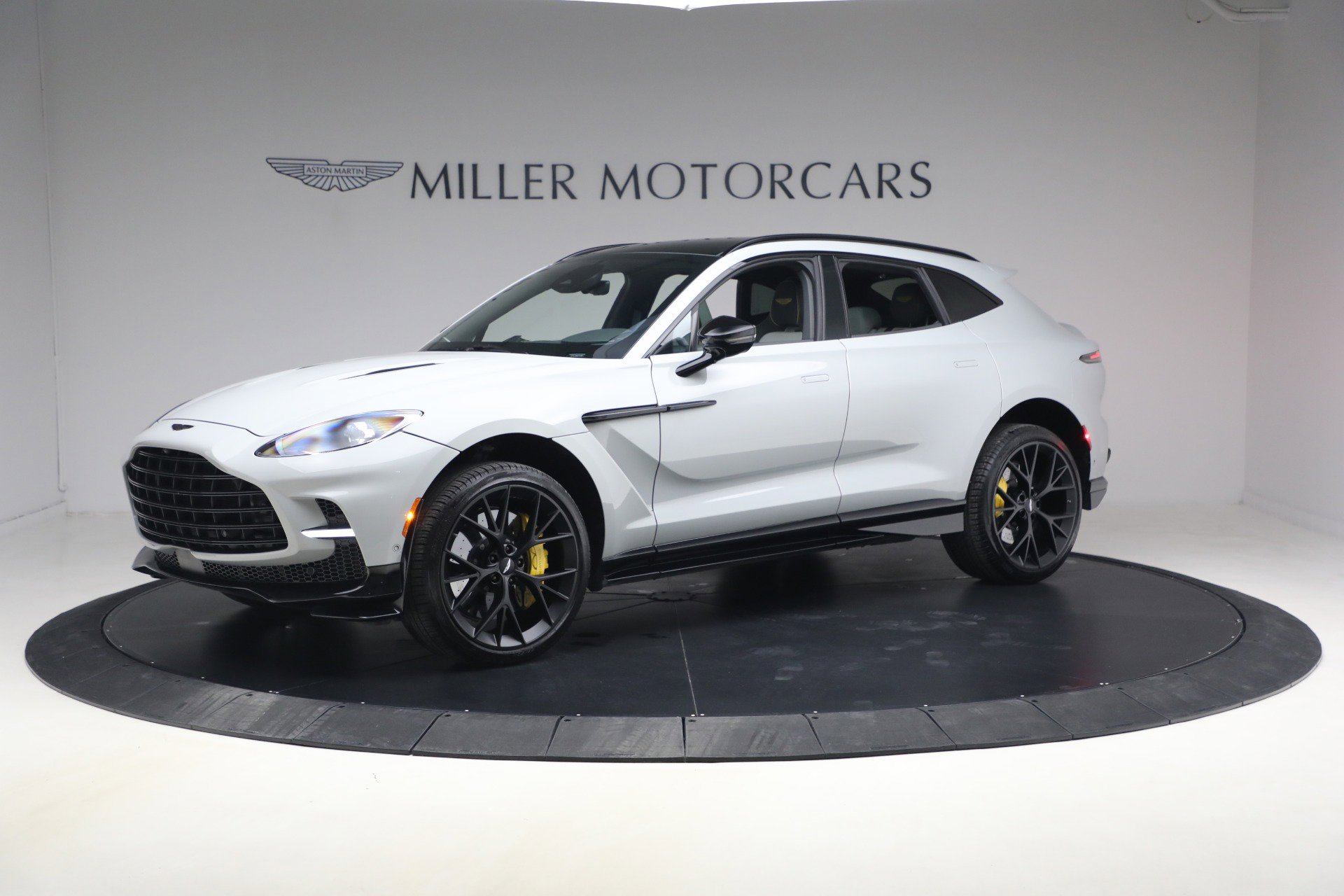 Used 2025 Aston Martin DBX 707 image 2