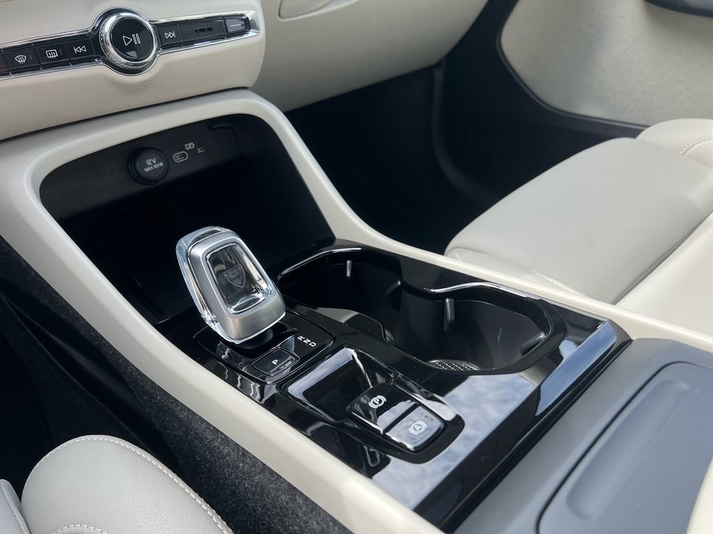 Certified 2025 Volvo XC40 B5 Plus AWD/4WD image 20